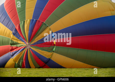 Bunte Heißluftballon aufgeblasen wird. Stockfoto