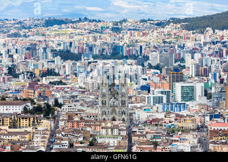 Blick über Quito, die Hauptstadt Ecuadors, mit Altstadt und Basilika del Voto Nacional von El Panecillo Stockfoto