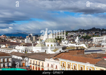 Kirche der Jesuiten oder la Compañía, in der Altstadt, Quito, Hauptstadt von Ecuador, mit dramatischen Himmel Stockfoto