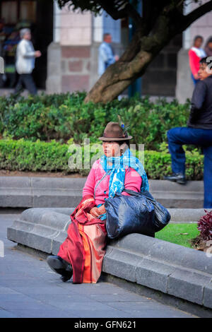 Alte Frau mit einem typischen Hut sitzt im Plaza Grande, Altstadt, Quito, Hauptstadt von Ecuador, Südamerika Stockfoto