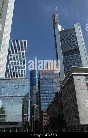 Moderne Wolkenkratzer im Bankenviertel (Bankenviertel) in Frankfurt Am Main, Hessen, Deutschland. Stockfoto