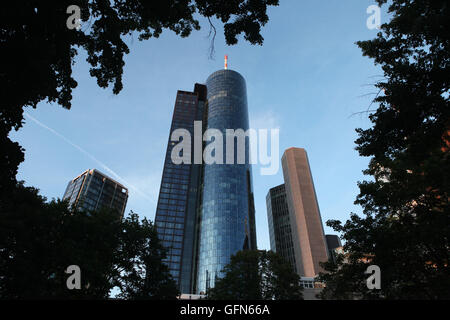 Main Tower im Bankenviertel (Bankenviertel) in Frankfurt Am Main, Hessen, Deutschland. Stockfoto