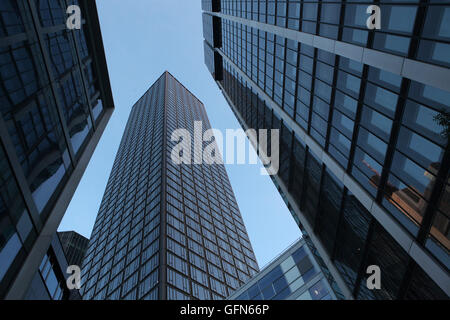 Moderne Wolkenkratzer im Bankenviertel (Bankenviertel) in Frankfurt Am Main, Hessen, Deutschland. Stockfoto