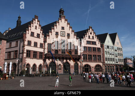 Touristen vor dem Frankfurter Rathaus auch bekannt als die Romer am Romerberg in Frankfurt Am Main, Hessen, Deutschland. Stockfoto