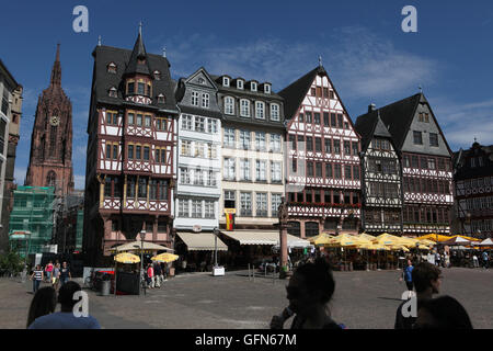 Touristen vor den rekonstruierten Fachwerkhäusern der Ostzeile am Romerberg in Frankfurt Am Main, Deutschland. Fran Stockfoto