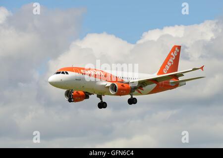 Ein easyJet Airbus A319-111 bei der endgültigen Annäherung an den Flugplatz in Glasgow, Schottland, Großbritannien Stockfoto