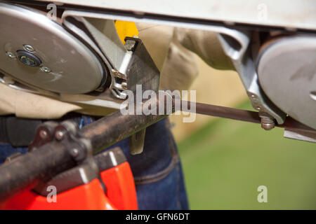 Arbeiter ein Rohr mit einem schneidenden Werkzeug schneiden Stockfoto