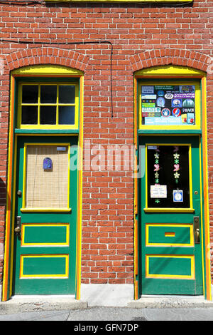 Bunten Türen auf einem Backsteingebäude in Jim Thorpe, Pennsylvania, USA, Nordamerika Stockfoto