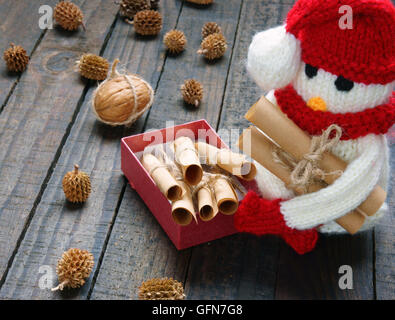 Handgemachte Pinguin aus rot, weiße Wolle, dieses Spielzeug für Weihnachtsurlaub stricken gestrickt Weihnachten Ornament, handgemachte Schneemann Stockfoto