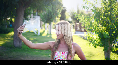 junge schöne Mädchen nehmen selfie Stockfoto