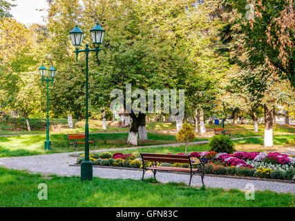 Laterne in der Nähe von Bank in leere Stadtpark am Morgen Stockfoto
