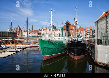 Flusshafen in Danzig in Polen, Europa, Altstadt Skyline im Hintergrund, malerischen urbanen Landschaft Stockfoto