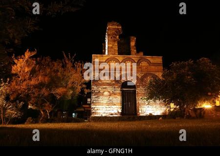 NESSEBAR, Bulgarien - 15. Juni 2011: Kirche von Christus Pantokrator auf dem zentralen Platz in der Nacht. Altstadt Nessebar, Bulgarien Stockfoto