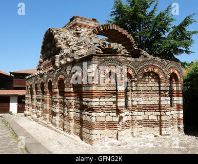 NESSEBAR, Bulgarien - 15. Juni 2011: Alte Kirche des Heiligen Michael und Gawriil auf dem Marktplatz in der Altstadt Nessebar, Bulgarien Stockfoto