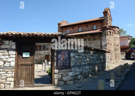 NESSEBAR, Bulgarien - 15. Juni 2011: Kirche des Heiligen Stephane auf der zentralen Straße in der Altstadt Nessebar, Bulgarien Stockfoto