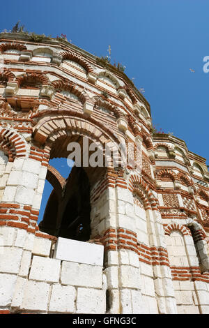 NESSEBAR, Bulgarien - 15. Juni 2011: Kirche des Heiligen Johannes Aliturgetos auf der zentralen Straße in der Altstadt Nessebar, Bulgarien Stockfoto