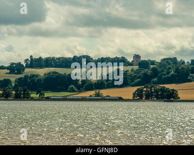 Ein GWR-Klasse 800 High Speed Train Befugnisse übergeben erstritt entlang der malerischen Küstenlinie Riviera an Penzance. Stockfoto