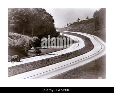 AUTOBAHN Reichsautobahnen HITLER Vintage Foto der deutschen Autobahn Autobahn Autobahn in den 1930er Jahren von Nazi-Deutschland für Truppenmobilisierung und politische Propagandazwecke gebaut Deutschland Stockfoto