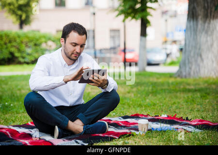 Jungunternehmer im Park arbeiten mit tablet Stockfoto