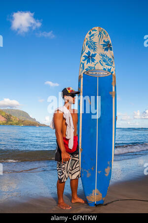 Surflehrer von Hanalei Bay auf Kauai mit Mt. Makana genannt Bali Hai in Ferne Stockfoto