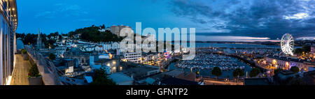 GB - DEVON: Panoramablick auf Torquay Hafen bei Nacht, englische Riviera Stockfoto