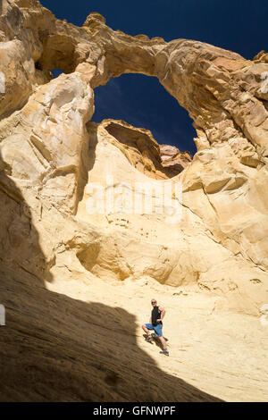 Wanderer am Grosvenor Arch, Grand Staircase Escalante National Monument in Utah Stockfoto