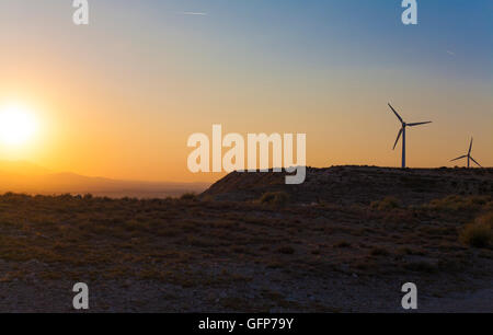 Elektrische Anlagen Windpark mit Abendlicht auf kargen Landschaft, Spanien Stockfoto