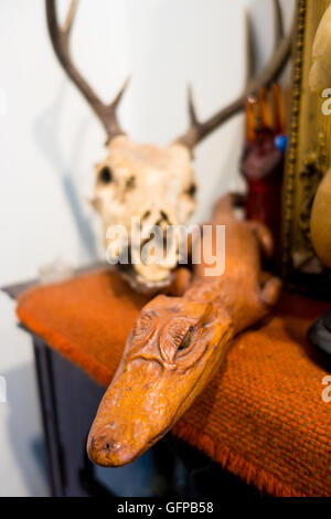 Objekte auf dem Display an der Morbid-Anatomie-Museum in Brooklyn, New York, mit Tod-zentrierte Kunst & Artefakte aus der ganzen Welt.  Das Museum hat geschlossen Stockfoto