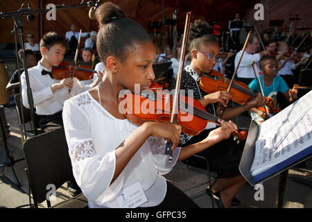 Junge Musiker spielen mit dem Boston-Sehenswürdigkeiten-Orchester an der Hatch Shell, Boston, Massachusetts Stockfoto
