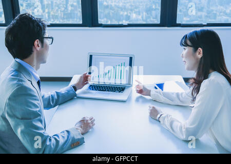 Japanische Geschäftsleute in einem modernen Büro Stockfoto