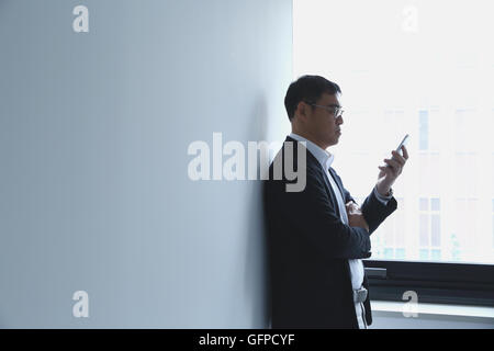 Japanischer Geschäftsmann in einem modernen Büro Stockfoto