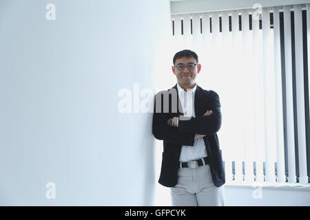 Japanischer Geschäftsmann in einem modernen Büro Stockfoto