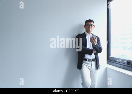 Japanischer Geschäftsmann in einem modernen Büro Stockfoto