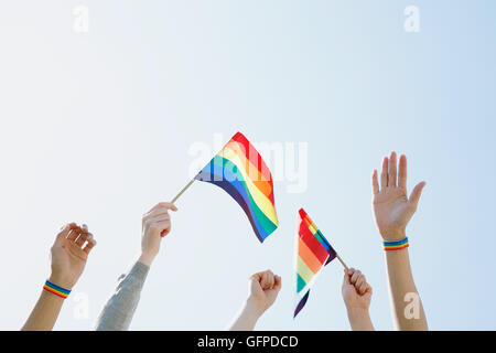Menschen mit Regenbogenfahnen Stockfoto