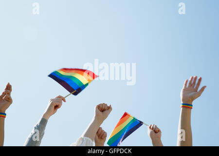 Menschen mit Regenbogenfahnen Stockfoto