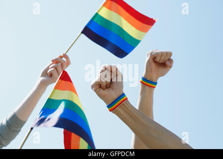 Menschen mit Regenbogenfahnen Stockfoto