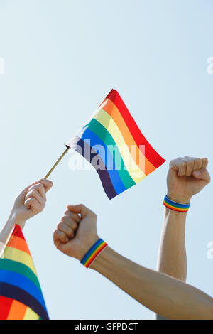 Menschen mit Regenbogenfahnen Stockfoto