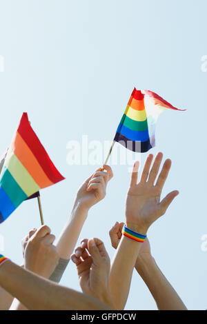 Menschen mit Regenbogenfahnen Stockfoto