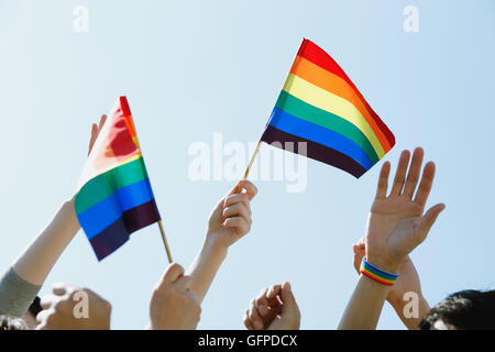 Menschen mit Regenbogenfahnen Stockfoto
