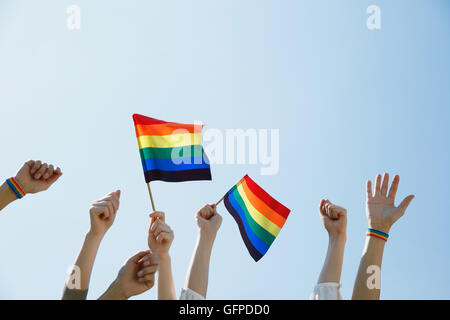 Menschen mit Regenbogenfahnen Stockfoto