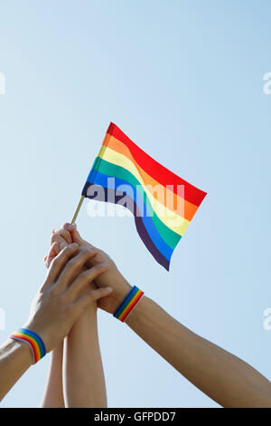 Menschen mit Regenbogenfahnen Stockfoto