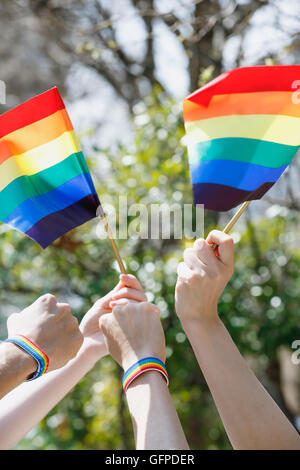 Menschen mit Regenbogenfahnen Stockfoto