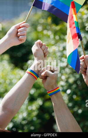 Menschen mit Regenbogenfahnen Stockfoto