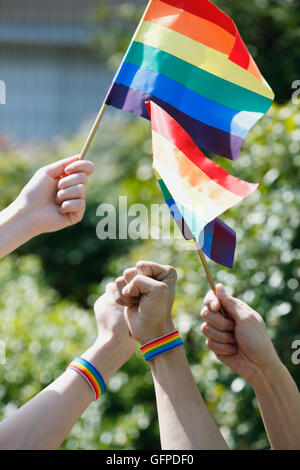 Menschen mit Regenbogenfahnen Stockfoto