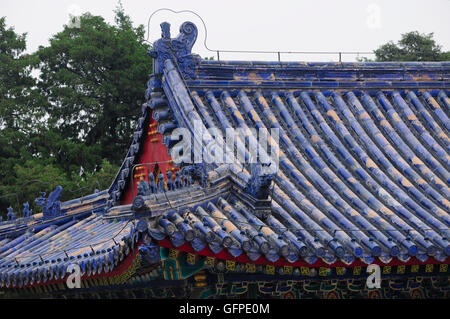 Ein Gebäude in der Nähe der kaiserlichen Himmelsgewölbe befindet sich im Tempel des Himmels landschaftlich reizvollen Gegend in Peking China an einem bewölkten Tag. Stockfoto