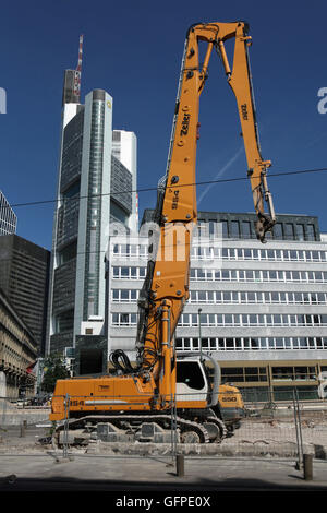 Abriss Bagger Liebherr R 954 C Besitz Zeller Abbruch Gesellschaft vor dem Commerzbank-Turm, entworfen von Norman Foster in das Bankenviertel (Bankenviertel) in Frankfurt Am Main, Deutschland. Stockfoto