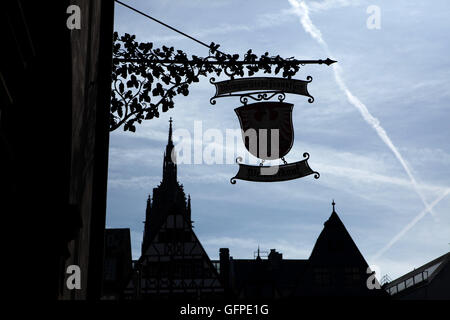 Traditionelle Wein-Shop melden Sie sich auf das Haus Alt-Limpurg an der Romerberg in Frankfurt Am Main, Hessen, Deutschland. Frankfurter Dom ist im Hintergrund zu sehen. Stockfoto