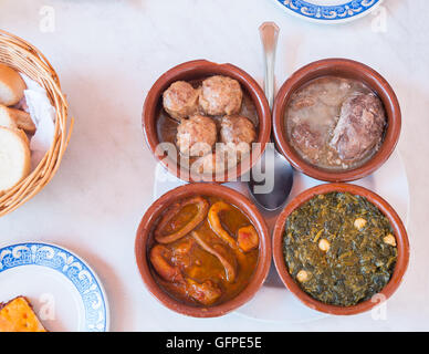 Vier Schalen gefüllt mit spanischen Vorspeisen als Tapas bekannt Stockfoto