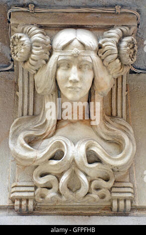 Art Nouveau Female Büste Steinbildhauen auf außerhalb des Gebäudes, Barcelona, Spanien. Beispiel für deutsche Art Nouveau Jugendstil artisti Stockfoto