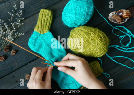 Paar Socken für die Wintersaison, von pulsierenden Wolle stricken für Kind, denken Sie Fuß Warm an kalten Tag, handgemachte Strümpfe Stockfoto